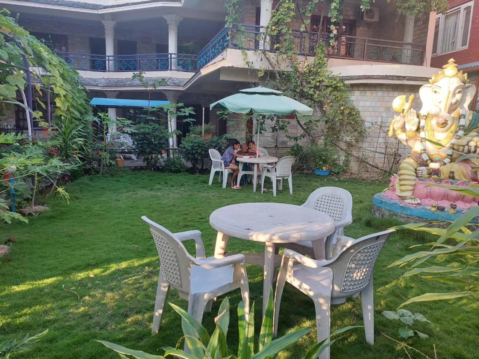 Blue Planet Lodge & Restaurant Pokhara Buitenkant foto